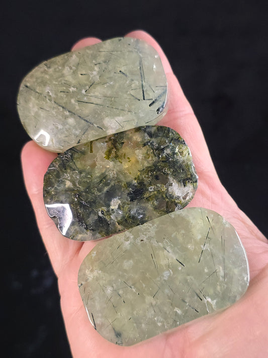 Prehnite w Epidote palm stone